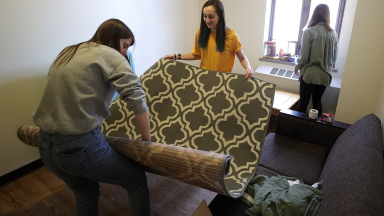How a First-Week Dorm Room Talk Can Help College Roommates Avoid Conflicts 