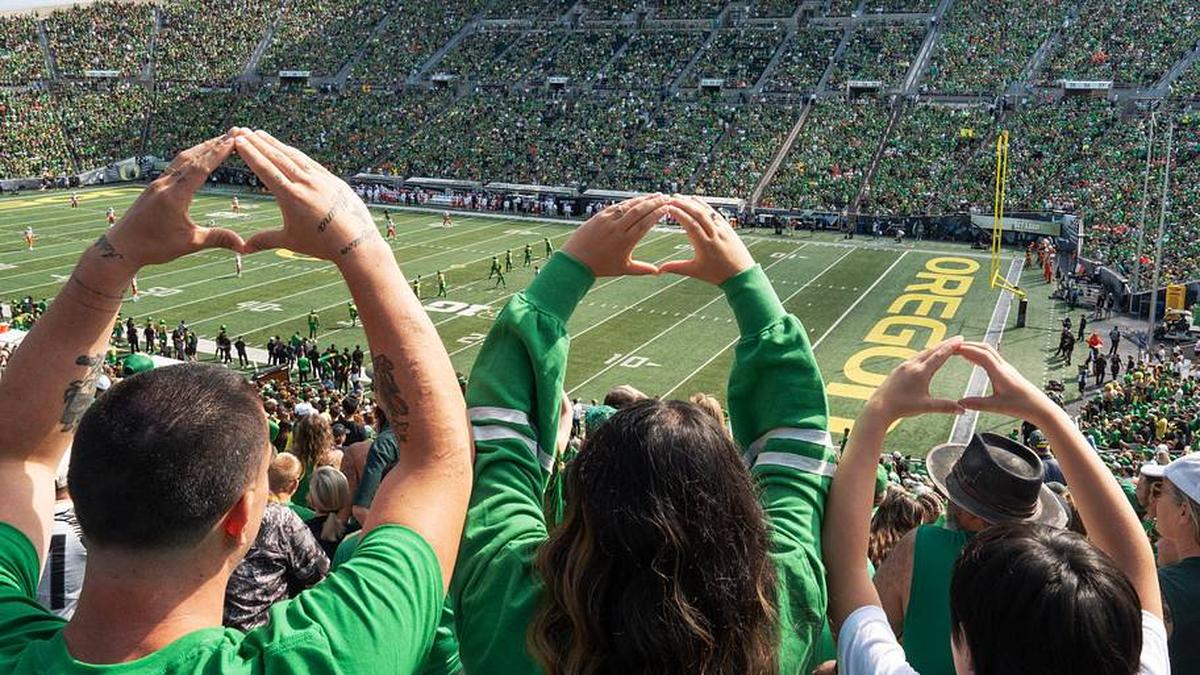  The Kau Family flashes the "O" from the stands at Autzen Stadium during the game against Oklahoma State. | Chris Pietsch/The Register-Guard / USA TODAY NETWORK via Imagn Images 