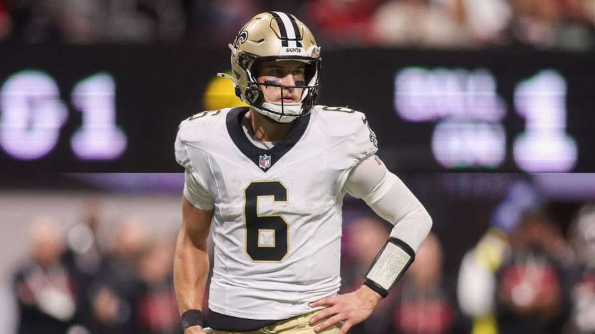  Jan 4, 2026; Atlanta, Georgia, USA; New Orleans Saints quarterback Tyler Shough (6) in action against the Atlanta Falcons in the third quarter at Mercedes-Benz Stadium. | Brett Davis-Imagn Images 