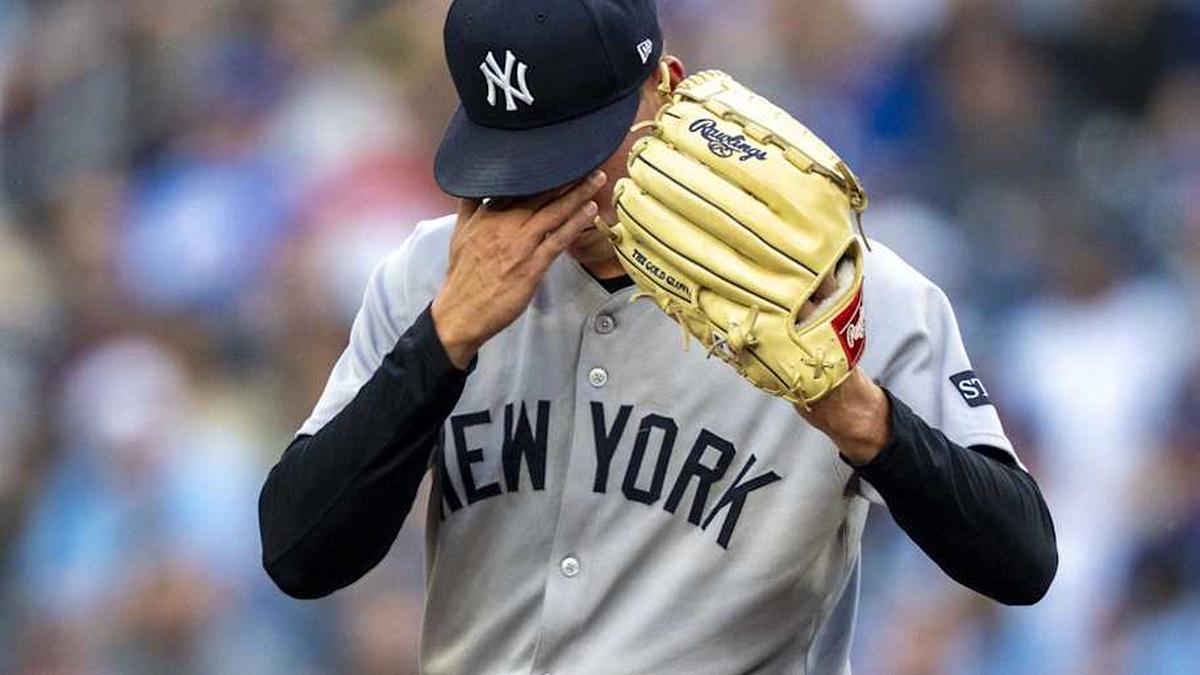  New York Yankees pitcher Will Warren (98) wipes his forehead during the first inning in their MLB game against the Toronto Blue Jays at Rogers Centre. | Kevin Sousa-Imagn Images 