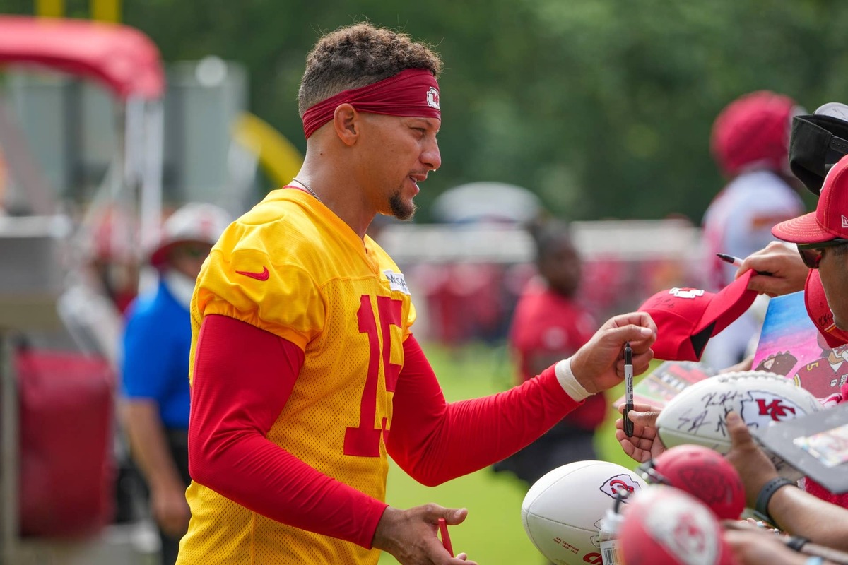  Kansas City Chiefs quarterback Patrick Mahomes signs autographs for fans after training camp at Missouri Western State University. Denny Medley-Imagn Images