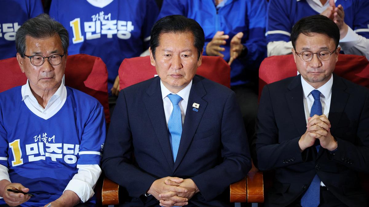South Korea's ruling Democratic Party leader Jung Chung-rae, and lawmakers watch a news report on the results of exit polls for the local elections at the National Assembly in Seoul, South Korea, June 3, 2026.     REUTERS/Kim Hong-Ji