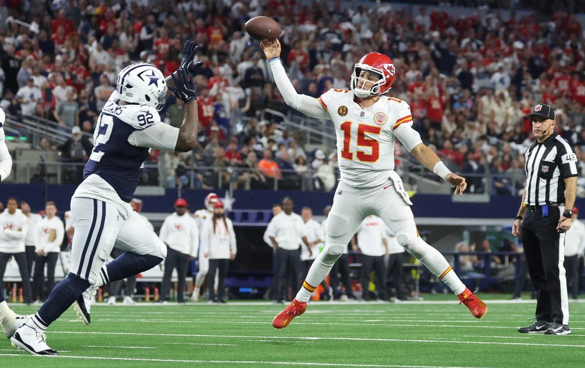  Nov 27, 2025; Arlington, Texas, USA; Kansas City Chiefs quarterback Patrick Mahomes (15) throws a pass for a touchdown against Dallas Cowboys defensive tackle Quinnen Williams (92) during the fourth quarter at AT&T Stadium. Mandatory Credit: Kevin Jairaj-Imagn Images 