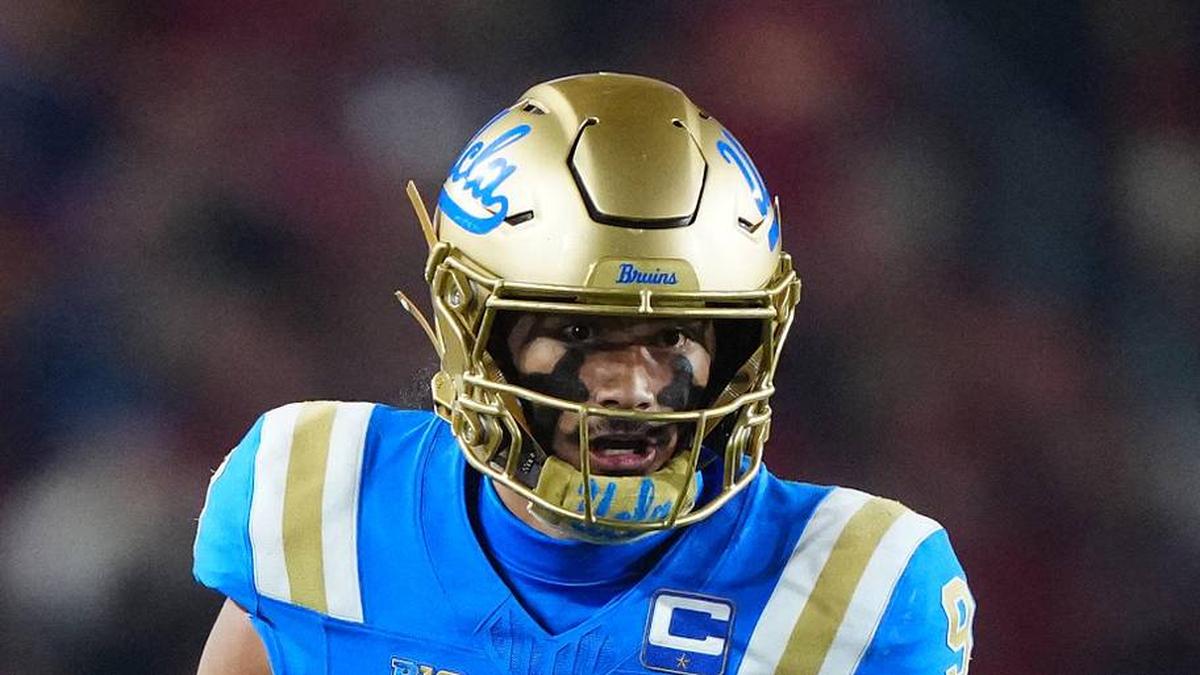  Nov 29, 2025; Los Angeles, California, USA; UCLA Bruins quarterback Nico Iamaleava (9) carries the ball against the Southern California Trojans in the first half at United Airlines Field at Los Angeles Memorial Coliseum. Mandatory Credit: Kirby Lee-Imagn Images | Kirby Lee-Imagn Images 