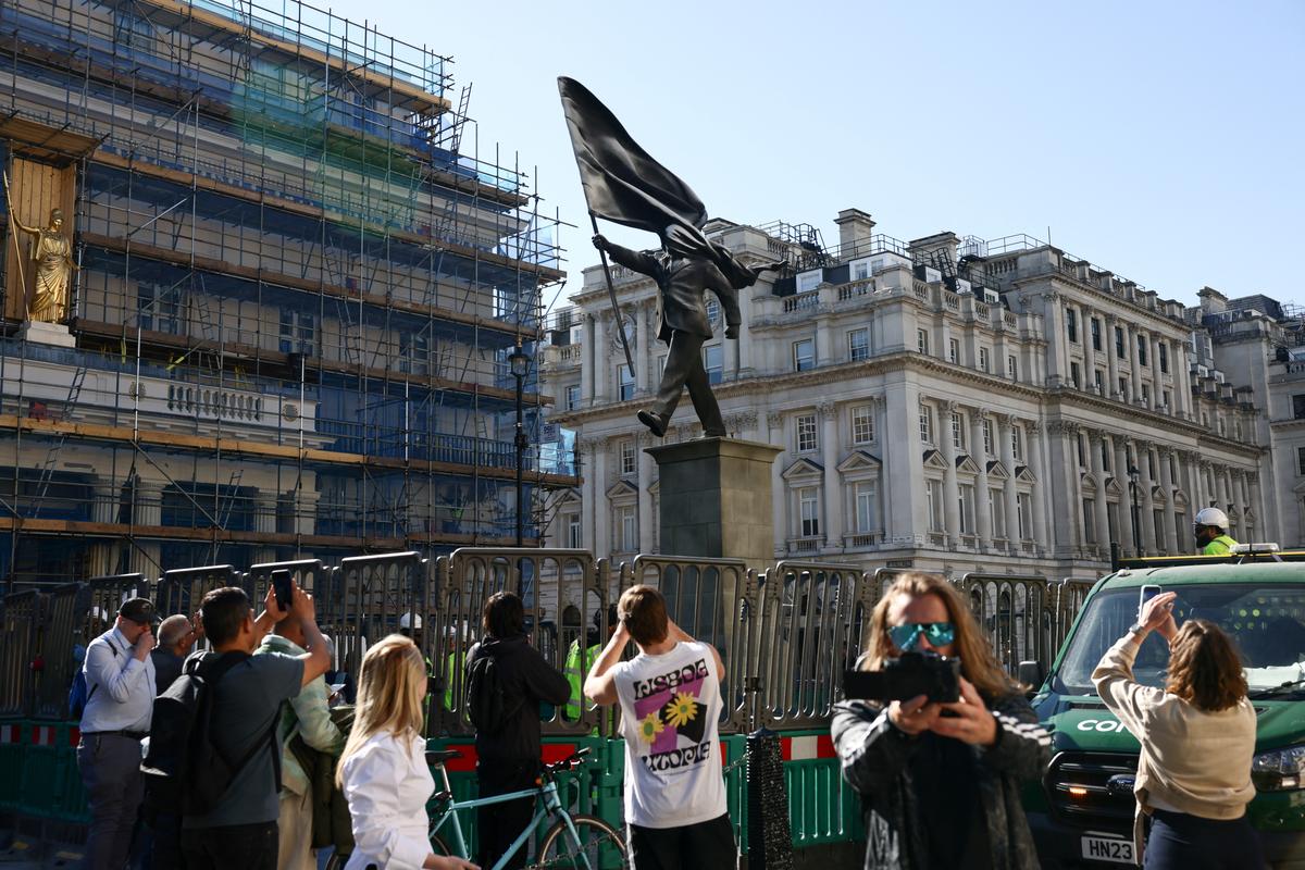 A statue depicting a person stepping off the plinth while carrying a flag covering their face, by British street artist Banksy, stands in London, Britain, April 30, 2026. REUTERS/Jack Taylor
