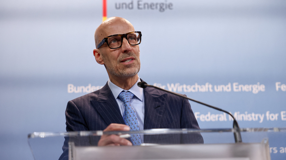 Federation of German Industries (BDI) President Peter Leibinger speaks as he, German Economy and Energy Minister Katherina Reiche and Defence Minister Boris Pistorius hold a joint press conference in Berlin, Germany, March 19, 2026. REUTERS/Nadja Wohlleben