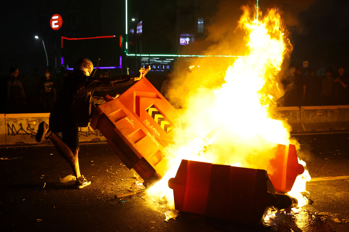 As forest fires rage, hundreds of Indonesian students protest ...