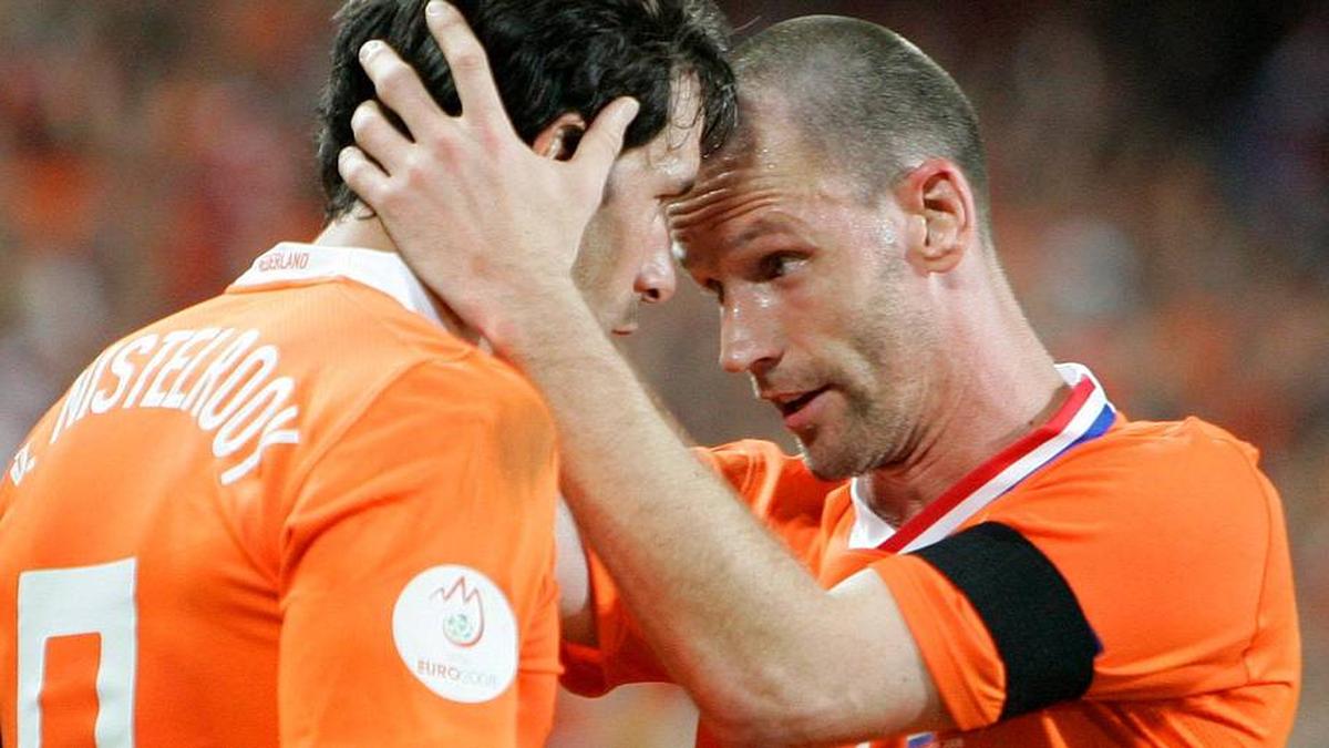  Andre Ooijer (right) now works for PSV as a coach. | GEPA/Imagn Images 