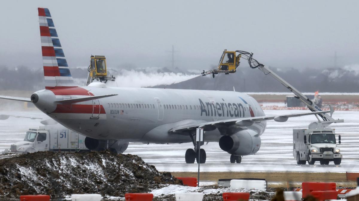 Ground crews de-ice an American Airlines jet at Dallas Fort Worth International Airport on Saturday, Jan. 24, 2026, in Dallas. (Ron Jenkins/Getty Images/TNS)