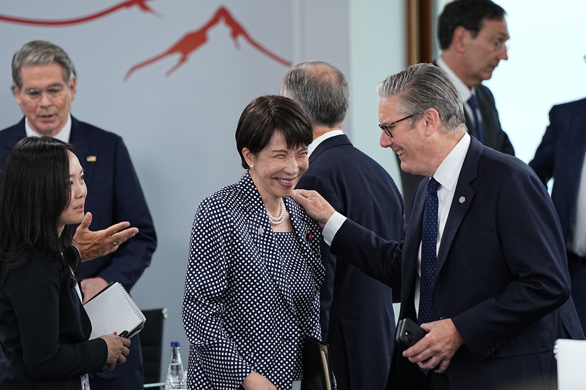 Prime Minister Keir Starmer of Britain greets Prime Minister Sanae Takaichi of Japan, at the G7 Summit in Evian-les-Bains, France, on Wednesday, June 17, 2026. (Haiyun Jiang/The New York Times)