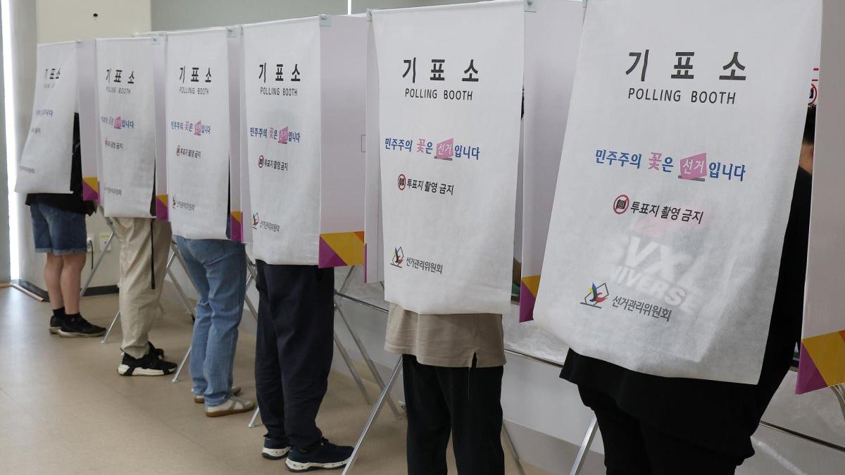 Voters cast ballots on the first day of early voting for nationwide local elections at a polling station in the Eulji Nuri Center in Seoul on Friday. Photo by Yonhap