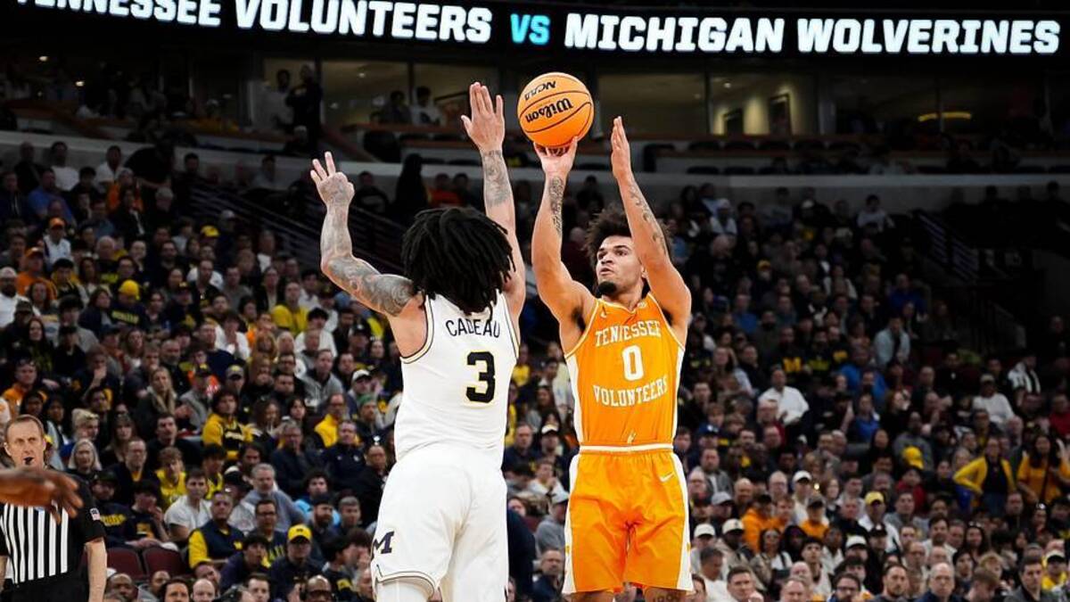  Tennessee guard Ja'Kobi Gillespie (0) attempts a shot past Michigan guard Elliot Cadeau (3) during a NCAA Tournament Elite 8 game between Tennessee and Michigan at the United Center in Chicago on March 29, 2026. | Brianna Paciorka/News Sentinel / USA TODAY NETWORK via Imagn Images 