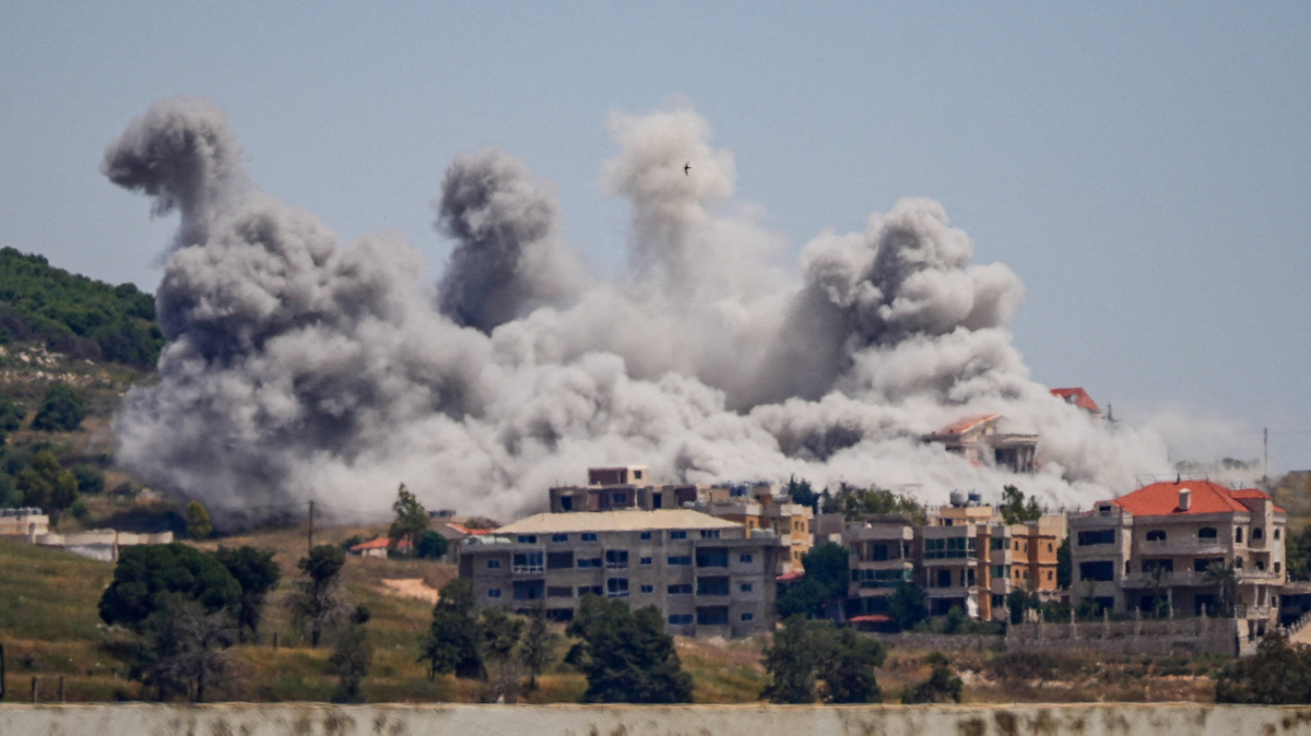 Smoke billows from southern Lebanon, following Israeli strikes, as seen from Nabatieh, Lebanon, June 3, 2026. REUTERS/Stringer
