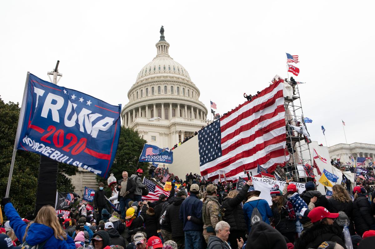 Manifestantes leales al expresidente Donald Trump protestan frente al Capitolio de Estados Unidos en Washington el 6 de enero de 2021.