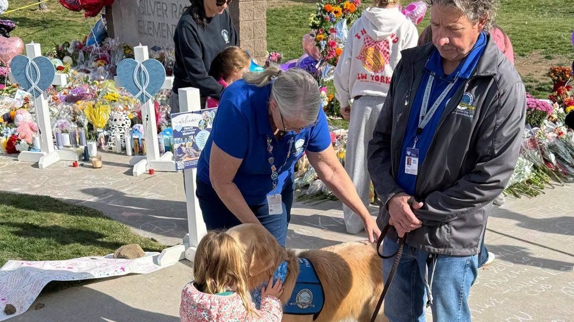 4 Golden Retrievers Traveled to Bend, Oregon To Help Comfort a Heartbroken Community 