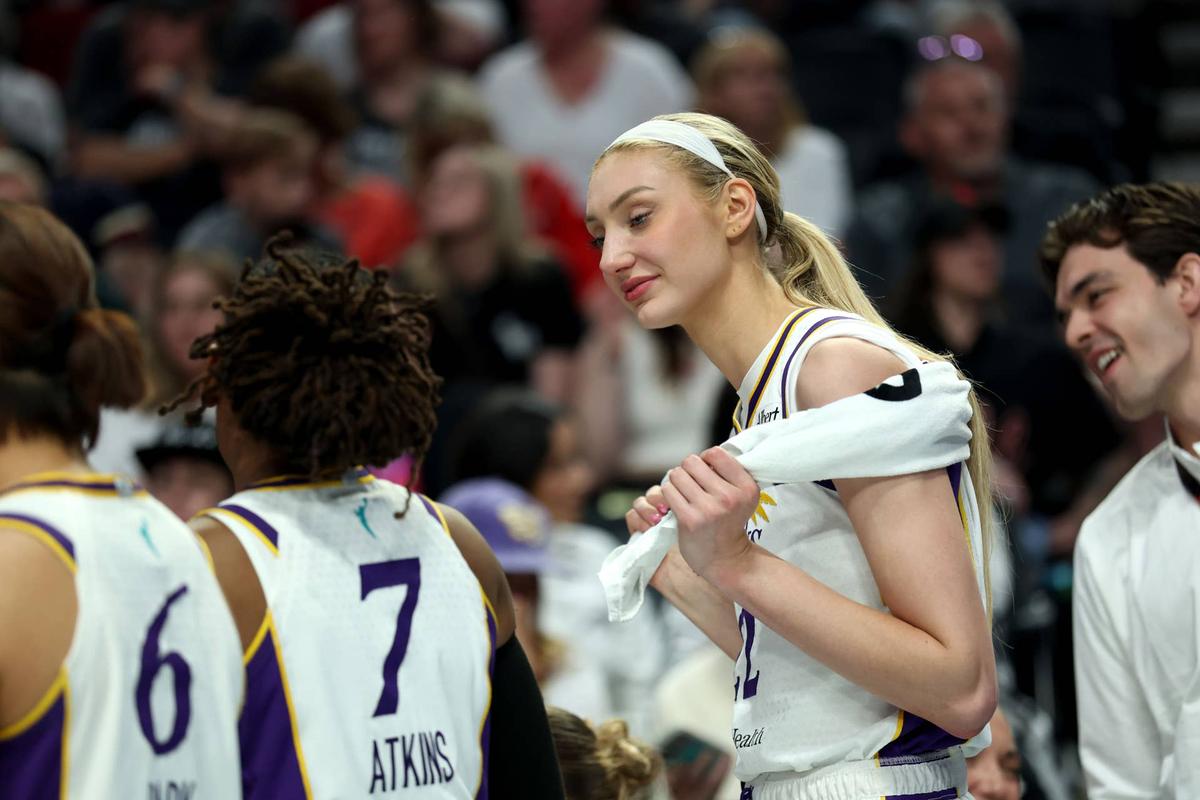  May 3, 2026; Portland, OR, USA; Los Angeles Sparks forward Cameron Brink (22) looks at guard Ariel Atkins (7) during a timeout against the Portland Fire at Moda Center. Mandatory Credit: Jaime Valdez-Imagn Images 