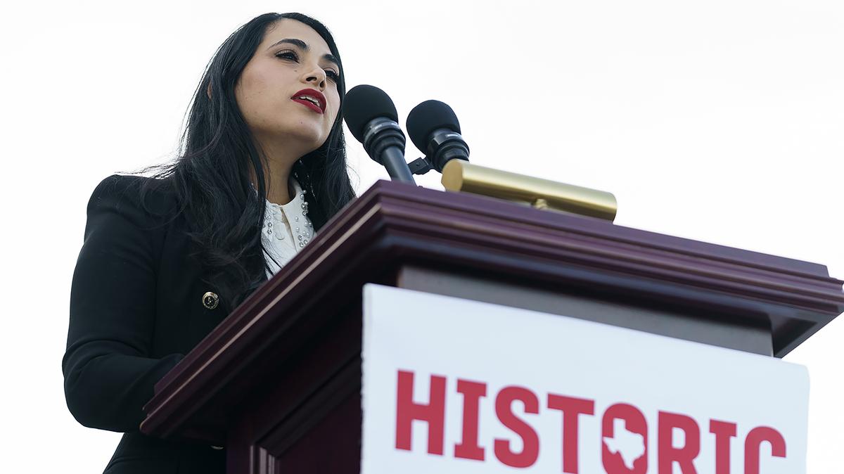 La congresista Mayra Flores (R-Texas) se dirige a los periodistas durante un evento de prensa frente al Capitolio, Washington D.C., el martes 21 de junio de 2022 después de prestar juramento. Ella es la primera miembro del Congreso nacida en México.