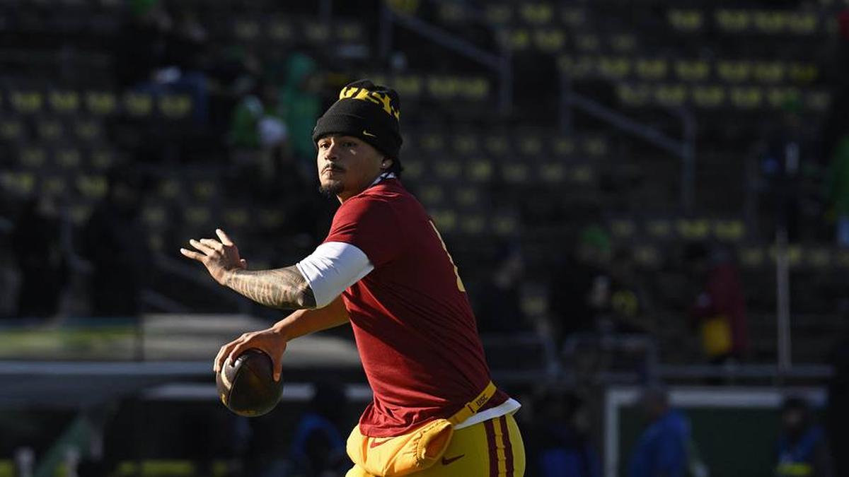  Nov 22, 2025; Eugene, Oregon, USA; Southern California Trojans quarterback Jayden Maiava (14) warms up before the game against the Oregon Ducks at Autzen Stadium. Mandatory Credit: Troy Wayrynen-Imagn Images | Troy Wayrynen-Imagn Images 
