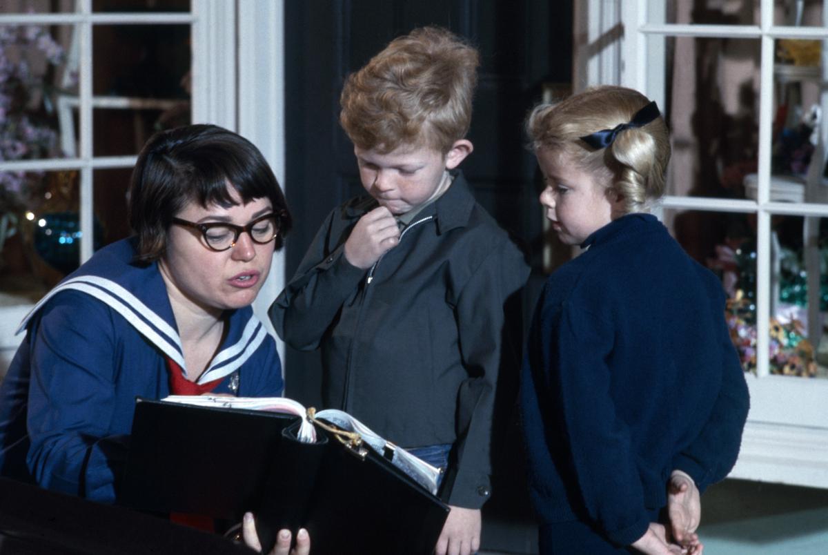 FAMILY AFFAIR, children, from left, Johnny Whitaker, Anissa Jones, on-set with the script girl, 1966-71.ph: Ken Whitmore / TV Guide / courtesy Everett Collection