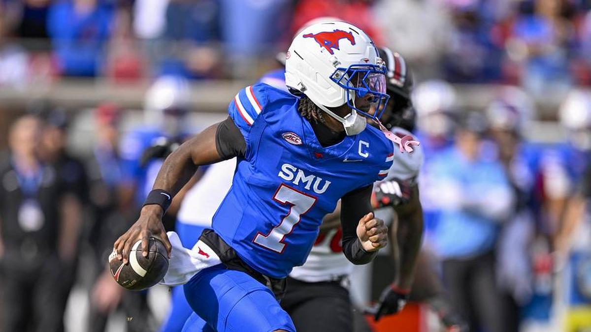  Nov 22, 2025; Dallas, Texas, USA; SMU Mustangs quarterback Kevin Jennings (7) runs with the ball during the game between the Mustangs and the Cardinals at Gerald J. Ford Stadium. Mandatory Credit: Jerome Miron-Imagn Images | Jerome Miron-Imagn Images 