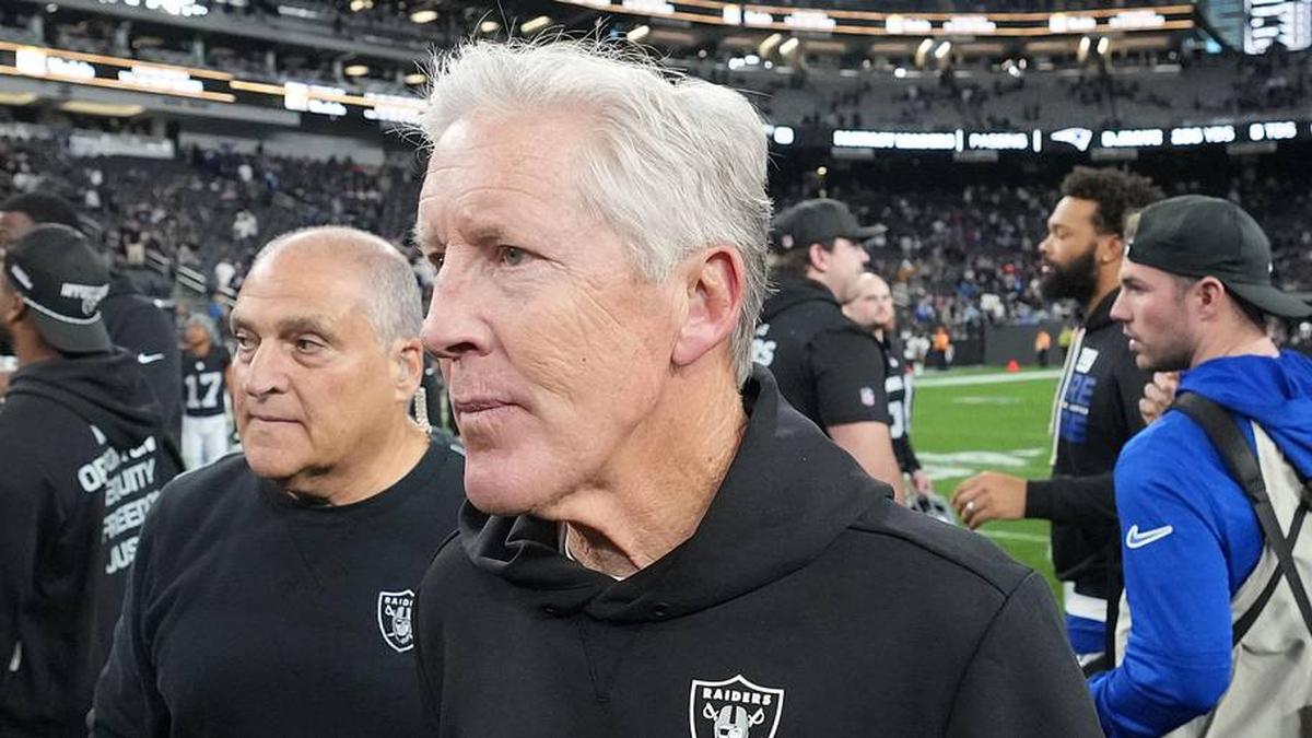  Dec 28, 2025; Paradise, Nevada, USA; Las Vegas Raiders head coach Pete Carroll leaves the field after the game against the New York Giants at Allegiant Stadium. Mandatory Credit: Kirby Lee-Imagn Images | Kirby Lee-Imagn Images 