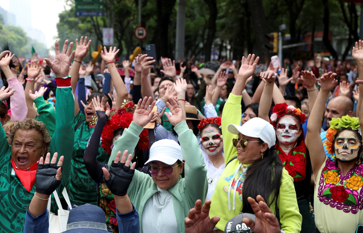 People participate in an attempt to break the Guinness World Record for the world’s largest “Mexican wave” along Reforma Avenue as part of activities ahead of the FIFA World Cup 2026, in Mexico City, Mexico, June 6, 2026. REUTERS/Luis Cortes