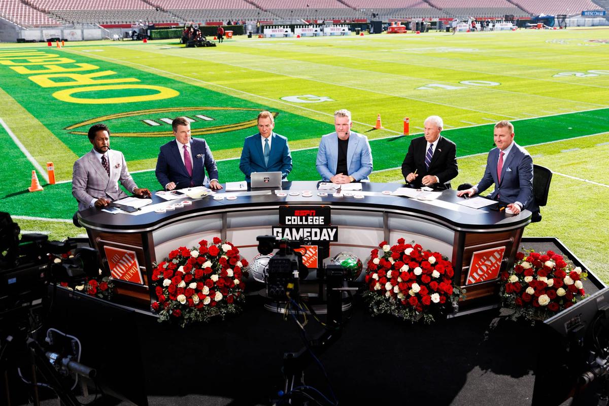 PASADENA, CALIFORNIA - JANUARY 1: (L-R) Desmond Howard, Rece Davis, Nick Saban, Pat McAfee, Lee Corso and Kirk Herbstreit of ESPN College GameDay appear on set before the Rose Bowl between Ohio State Buckeyes and Oregon Ducks at Rose Bowl Stadium on January 1, 2025 in Pasadena, California. (Photo by Ric Tapia/Getty Images) 