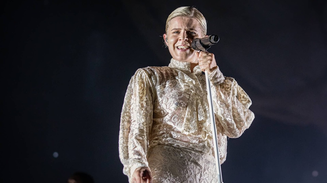 Robyn Is Overcome as Fans Sing 'Dancing On My Own' Back to Her: 'Tears of Joy' 
