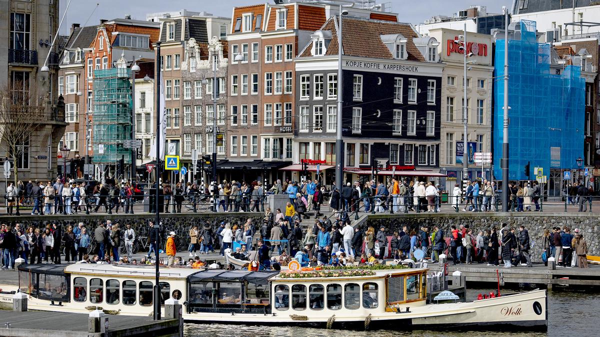 Tourists and residents enjoy and visit Amsterdam city centre, during the Easter Weekend, on April 4, 2026.