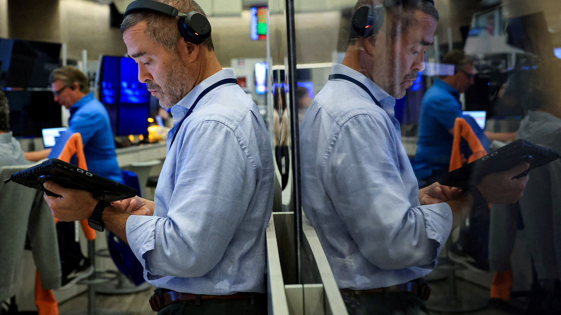 Wall St ends higher as stocks reclaim some shine 