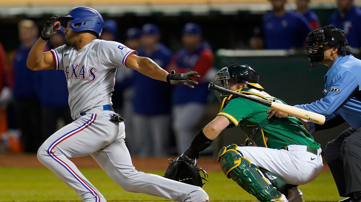 El pelotero de los Rangers de Texas Andy Ibáñez batea un hit en el noveno inning del partido ante los Atléticos, celebrado el 27 de mayo de 2022 en Oakland.