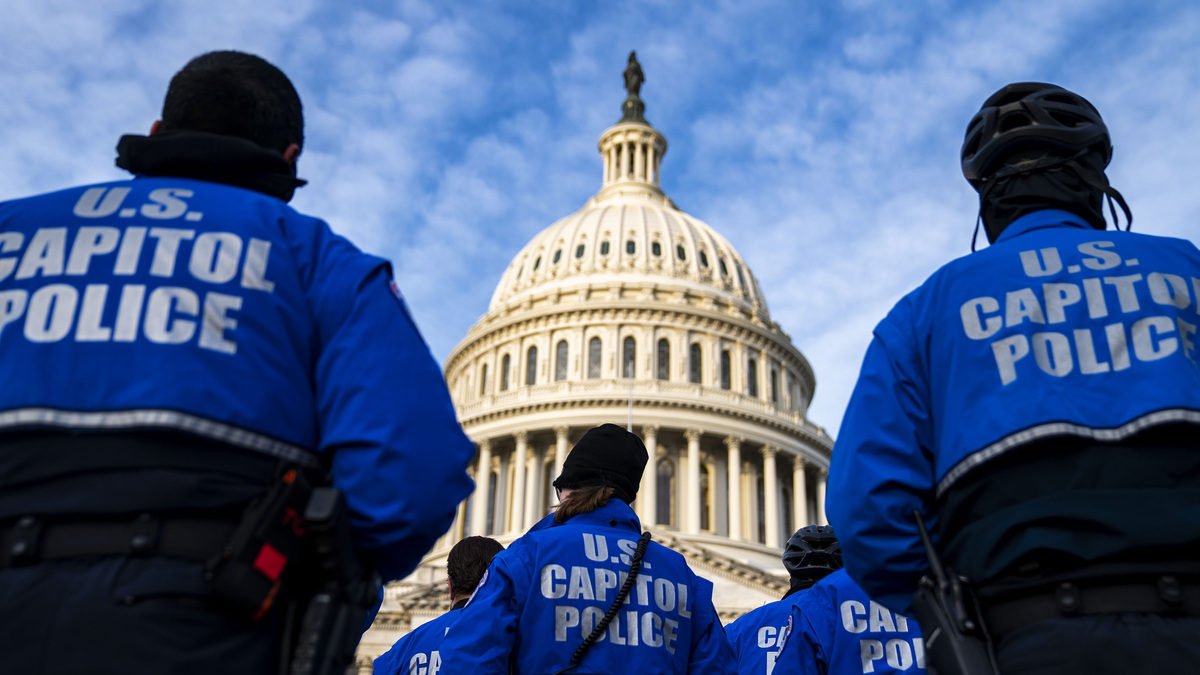 U.S. Capitol Police officers on the East Front Plaza after a morning roll call on Capitol Hill on Thursday, Jan. 6, 2022, in Washington, D.C. (Kent Nishimura/Los Angeles Times/TNS)
