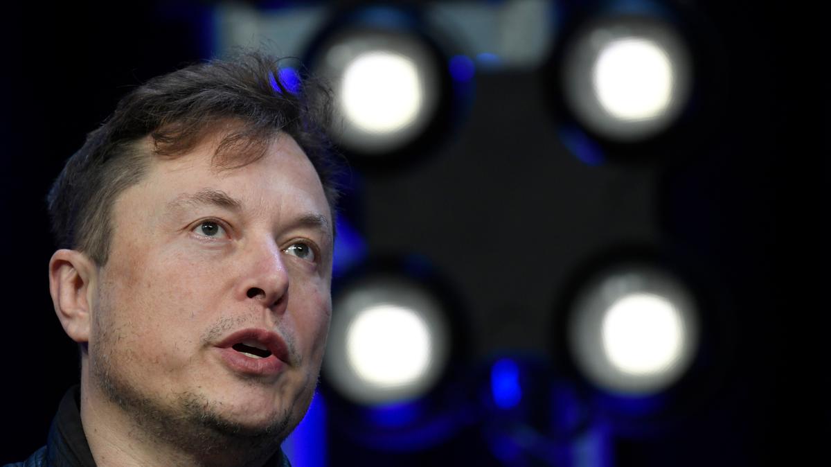 El CEO de Tesla y SpaceX, Elon Musk, habla en la Conferencia y Exhibición SATELLITE en Washington, el 9 de marzo de 2020. Twitter dijo el martes 12 de julio de 2022 que demandó a Musk para obligarlo a completar la adquisición de la compañía de redes sociales por $44,000 millones . (Foto AP/Susan Walsh, archivo)