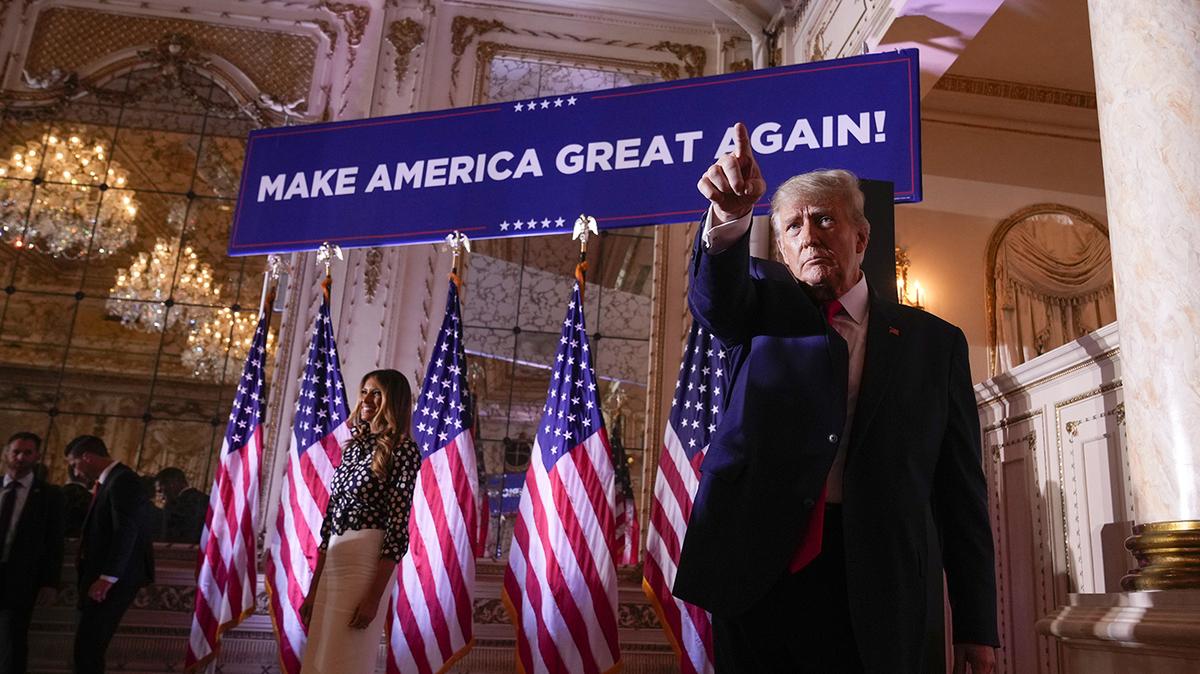 El ex presidente Donald Trump hace un gesto después de anunciar una tercera candidatura a la presidencia en Mar-a-Lago, en Palm Beach, Florida, el martes 15 de noviembre de 2022. La ex primera dama Melania Trump está a la izquierda. (Foto AP/Andrew Harnik)