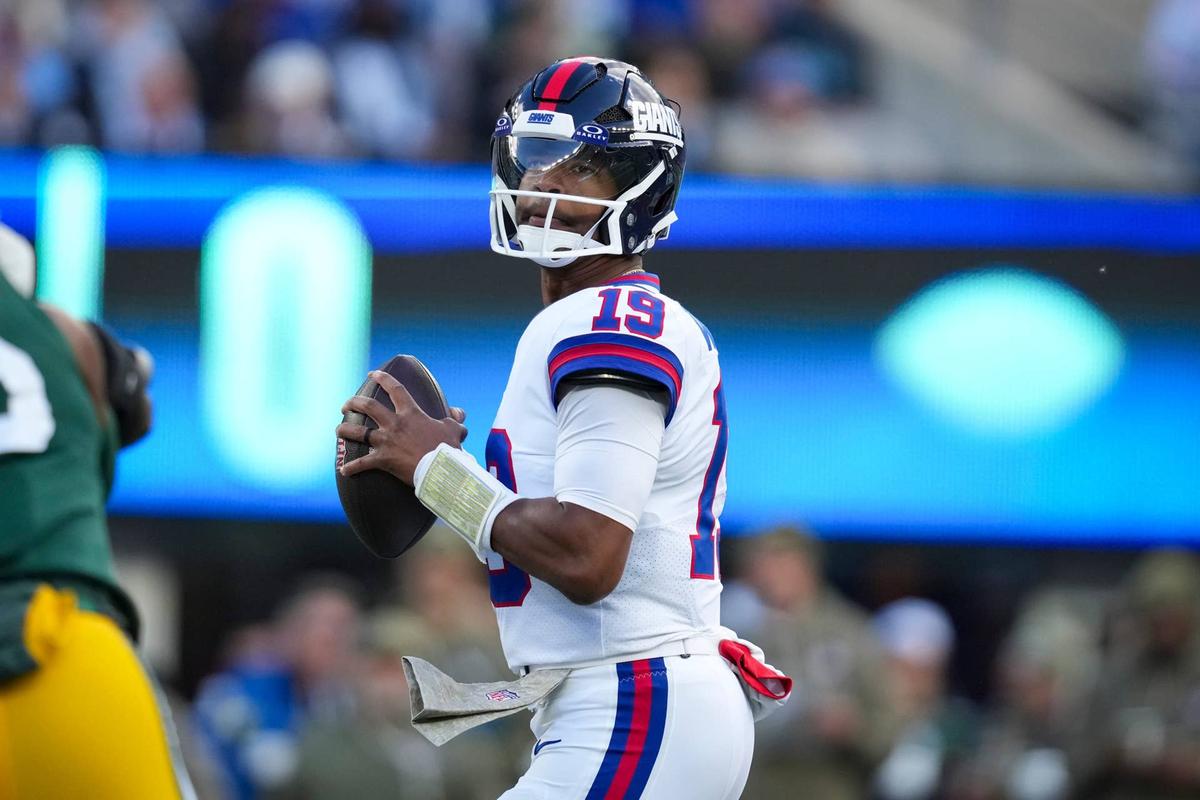  New York Giants quarterback Jameis Winston (19) scans the field. Yannick Peterhans / USA TODAY NETWORK via Imagn Images