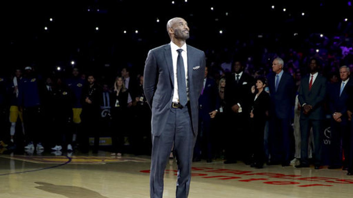 En esta foto del 18 de diciembre del 2017, el exescolta de los Lakers Kobe Bryant durante una ceremonia en Los Angeles.