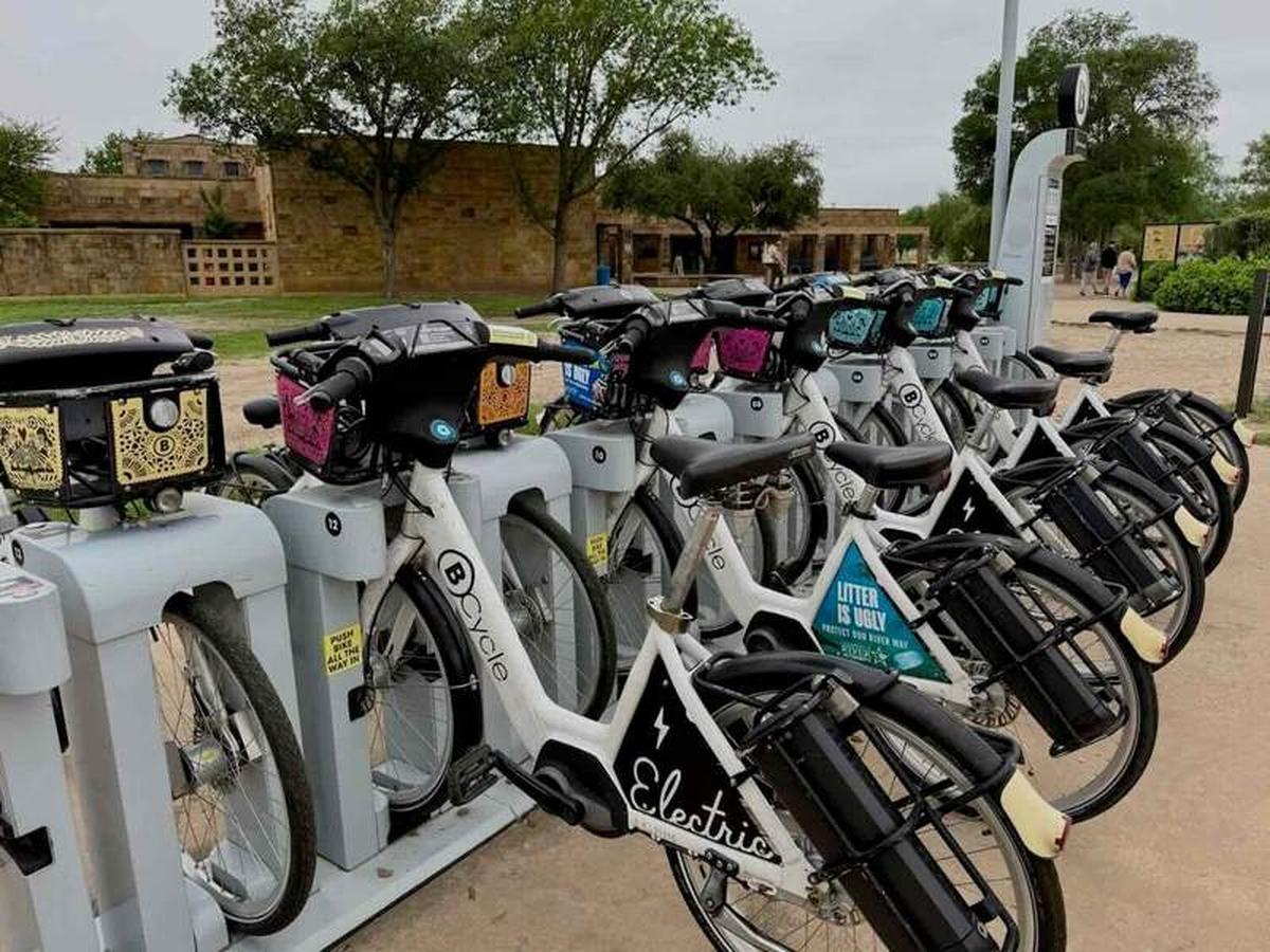  BCycle e-bikes waiting at Mission San José, ready for the Mission Trail ride. Photo credit: Sharon Kurtz 