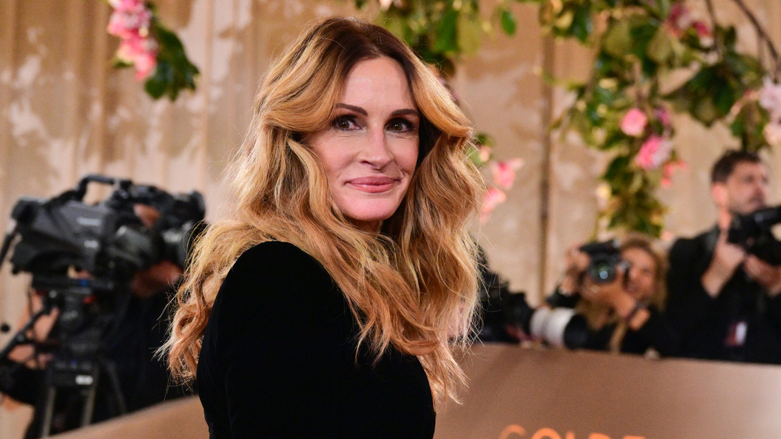Julia Roberts Wore This Oddly Flattering 'Balloon' Pants Style (Again) 