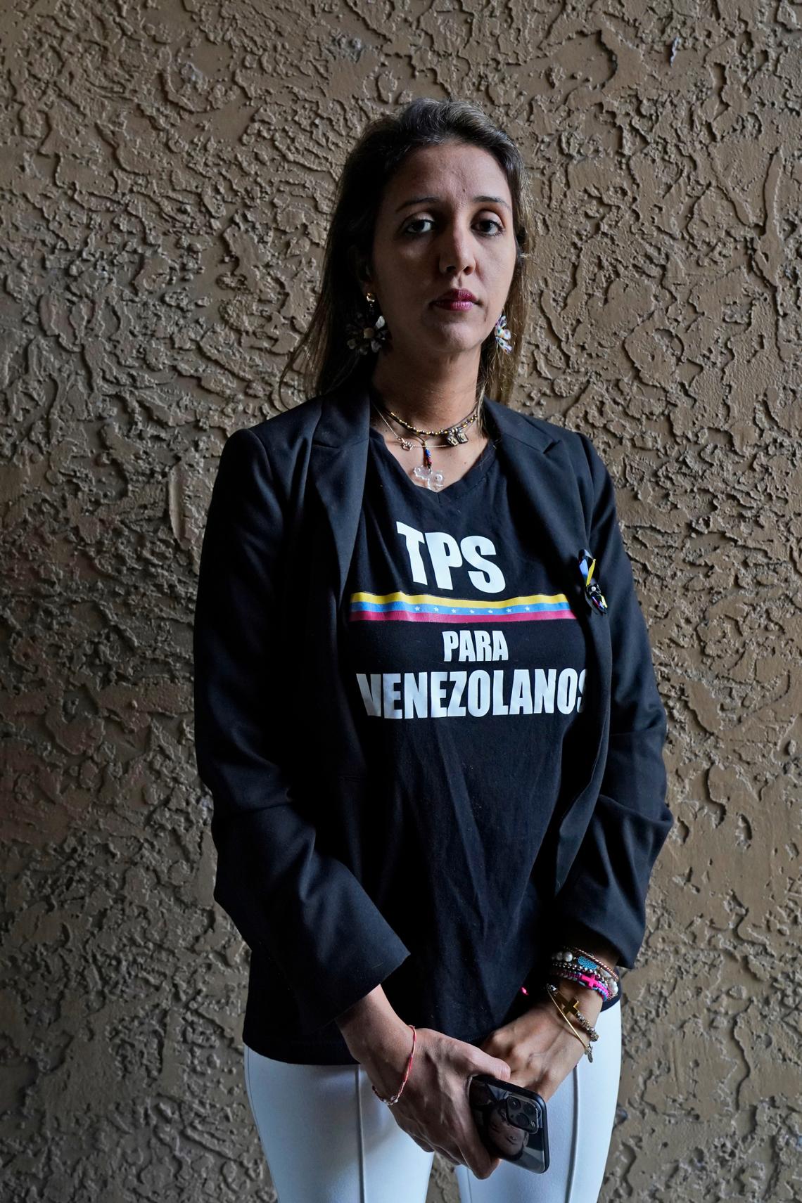 Mariana Molero porta una camiseta de con el lema “TPS para venezolanos” mientras posa para una foto en su casa en Pembroke Pines, Florida, el viernes 22 de enero de 2021.