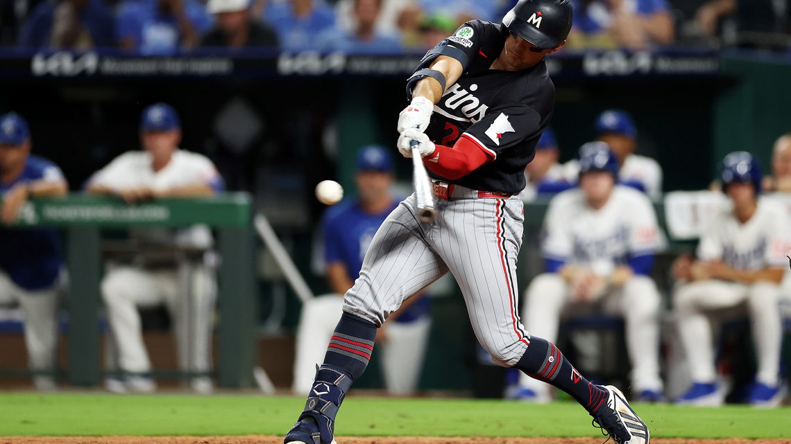 Brooks Lee comes up clutch as Twins rally for comeback win over Royals to end losing streak 