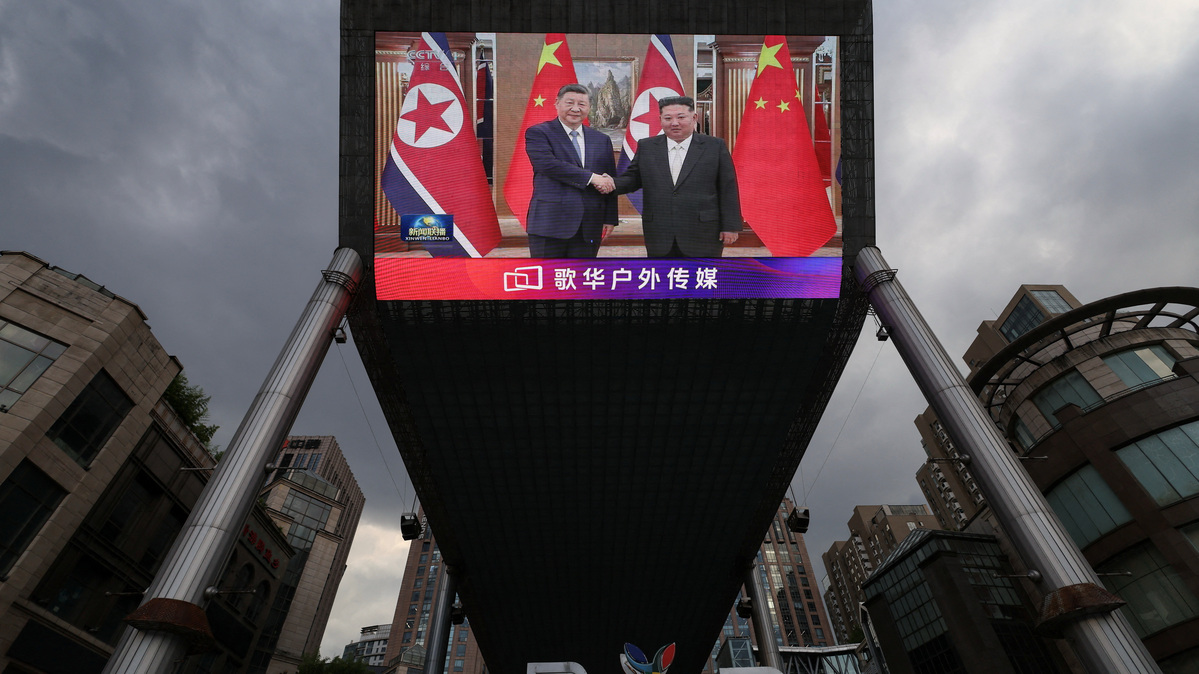 A giant screen at a shopping area shows news footage of Chinese President Xi Jinping meeting North Korean leader Kim Jong Un in North Korea, in Beijing, China, June 8, 2026. REUTERS/Tingshu Wang