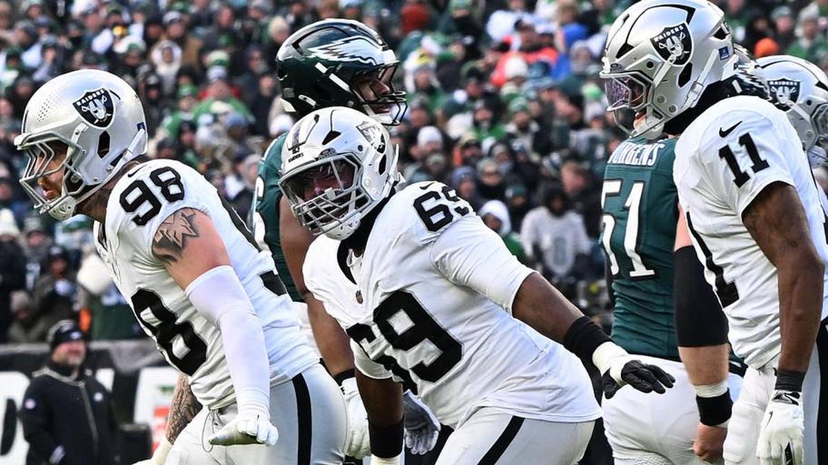  Dec 14, 2025; Philadelphia, Pennsylvania, USA; Las Vegas Raiders defensive end Maxx Crosby (98) celebrates his sacks of Philadelphia Eagles quarterback Jalen Hurts (1) (not pictured) during the second quarter at Lincoln Financial Field. Mandatory Credit: Eric Hartline-Imagn Images | Eric Hartline-Imagn Images 