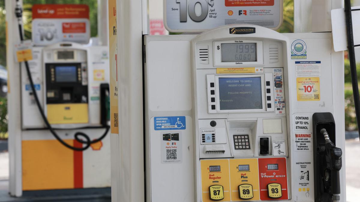 Un surtidor de gasolina en una estación Shell en Miami, Florida.