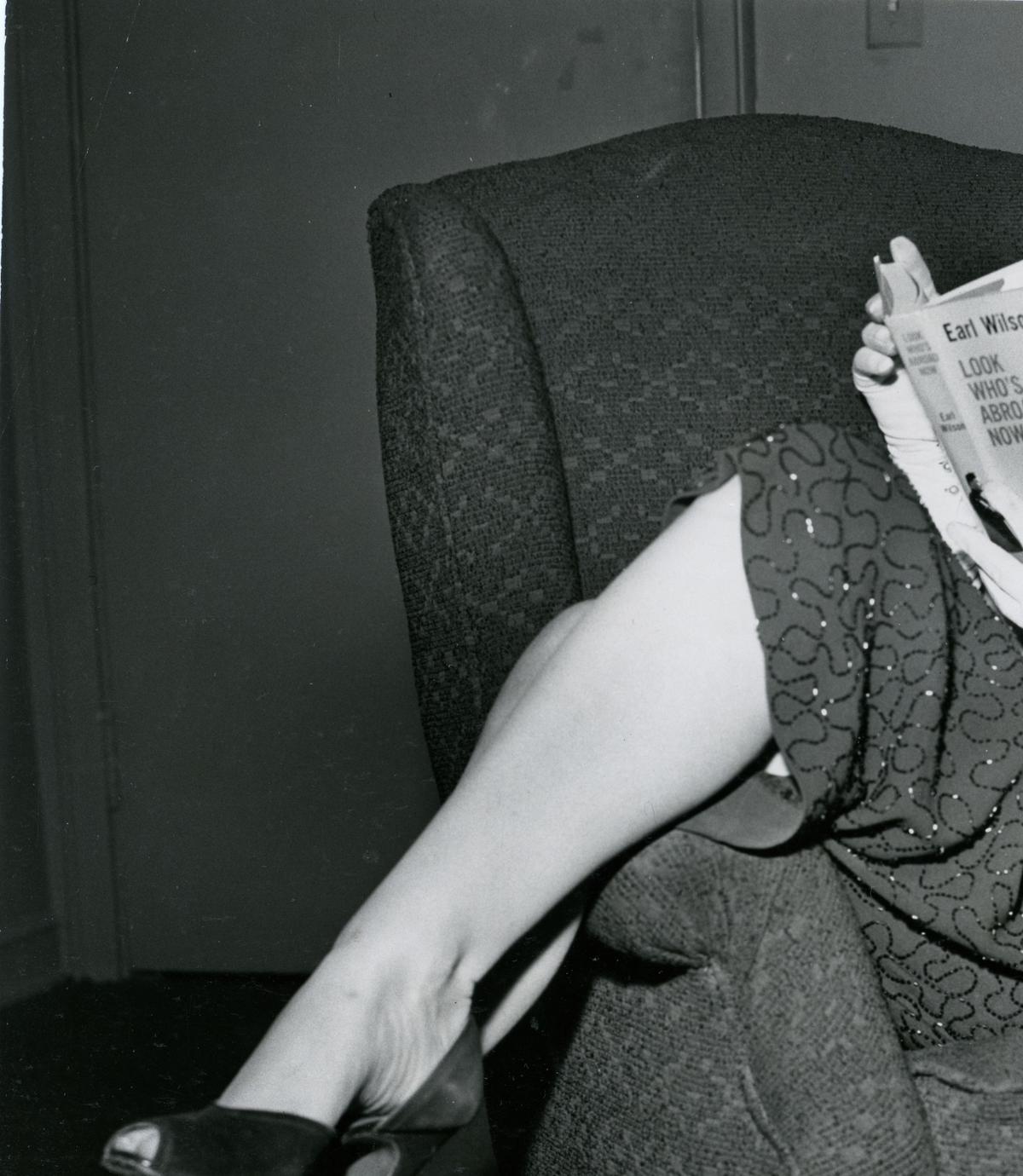Marilyn Monroe, reading Earl Wilson’s travel book ‘Look Who’s Abroad Now’ in 1953.Everett