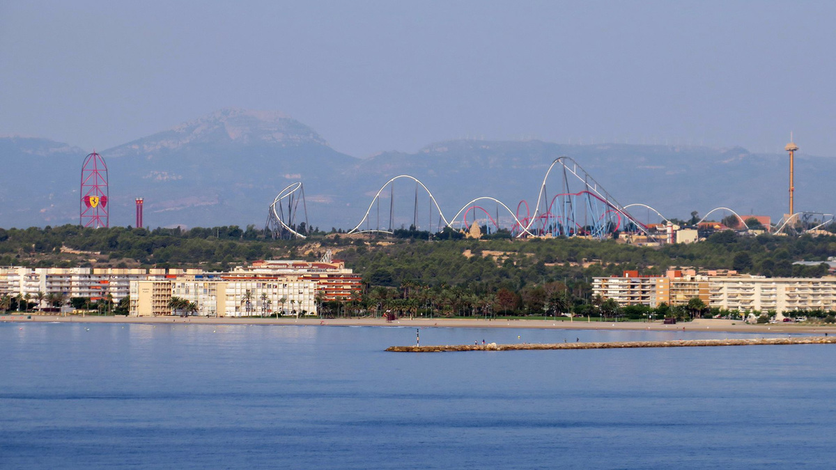 Costa Dorada: The rollercoasters at Port Aventura theme park and the adjoining Ferrari Land near Tarragona can be seen from a great distance. (Andrea Warnecke/dpa/TNS)
