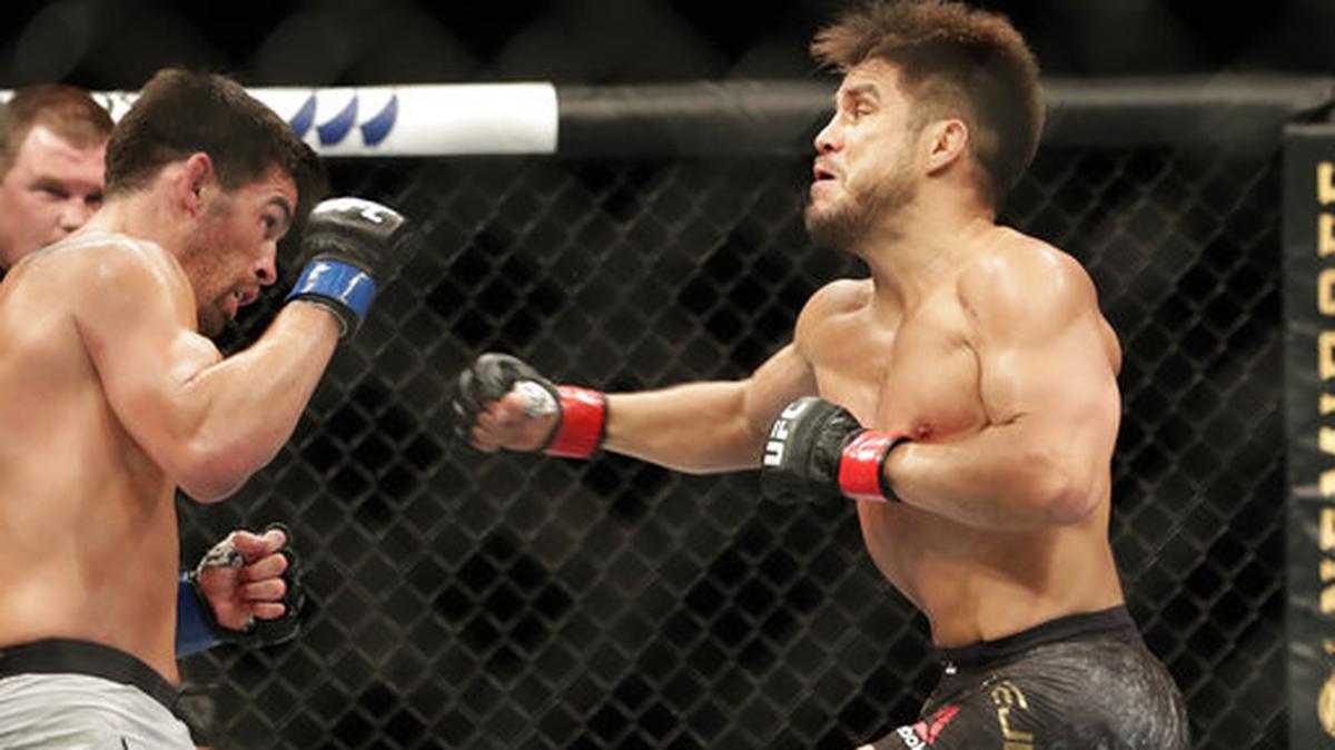 Foto de archivo. Henry Cejudo (der.) golpea a Dominick Cruz en un combate de la UFC 249, el 9 de mayo de 2020 en Jacksonville, Florida.