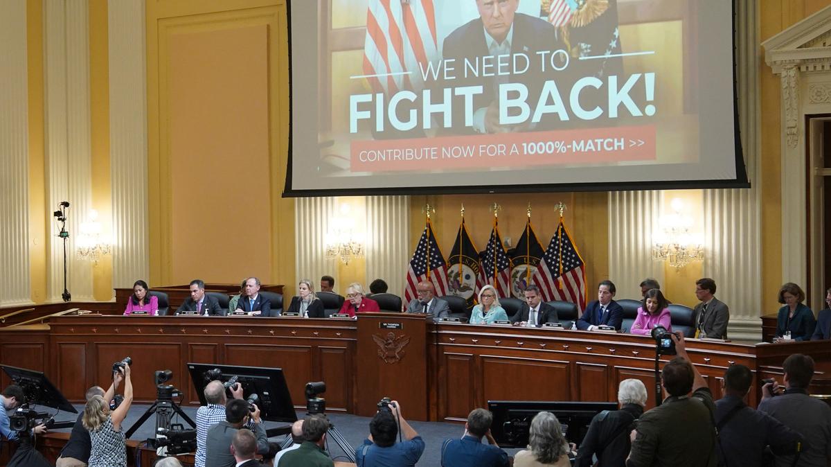 Un video del expresidente Donald Trump hablando es proyectado en una audiencia en la que la comisión de la Cámara de Representantes que investiga el asalto del 6 de enero de 2021 al Capitolio continúa revelando sus hallazgos, el lunes 13 de junio de 2022, en el Capitolio en Washington. (Mandel Ngan/Pool vía AP)