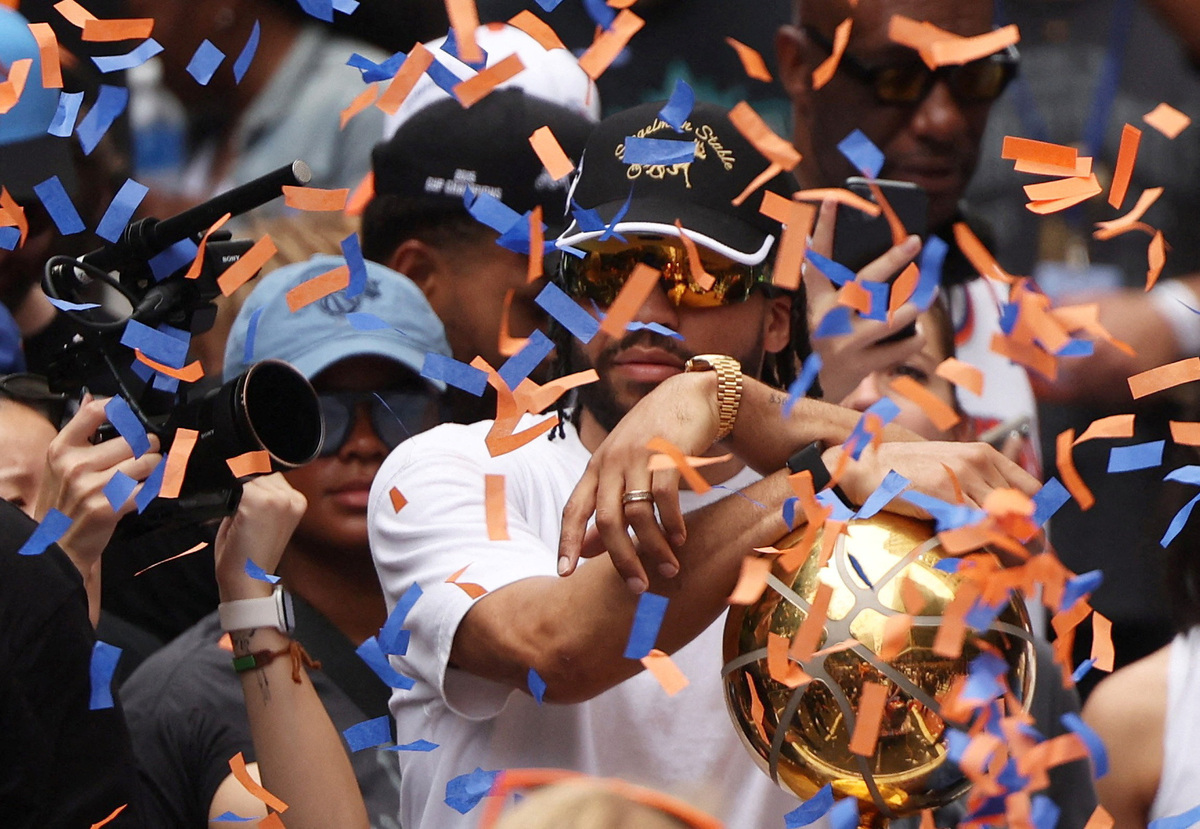 Basketball - NBA - New York Knicks Parade - New York City, New York, U.S. - June 18, 2026 New York Knicks' Jalen Brunson celebrates with the Larry O'Brien Championship Trophy during the parade REUTERS/Shannon Stapleton