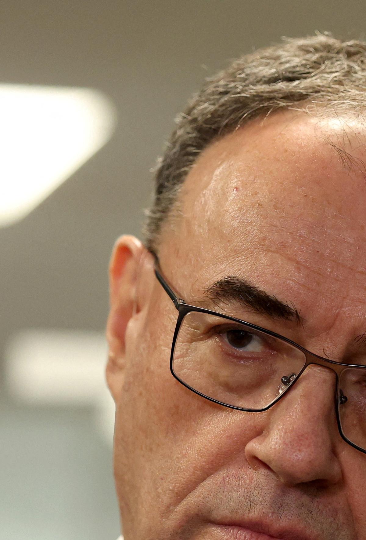 FILE PHOTO: Bank of England Governor Andrew Bailey speaks to Reuters in an interview after the central bank publishes its latest report on financial‑sector risks, including the impact of the Iran war, in London, Britain, April 1, 2026. REUTERS/Hannah McKay/File Photo