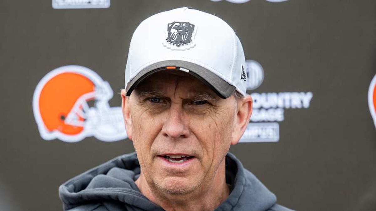  New Browns head coach has a tough decision to make at the QB position. | Ken Blaze-Imagn Images 